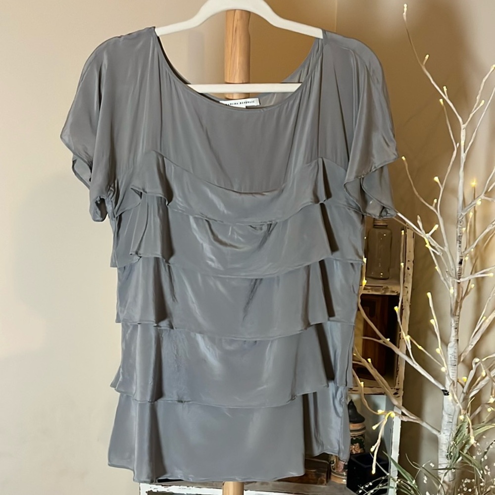 💙Banana Republic L 100% Silk Beautiful. Gray silk layered ruffled flowing blouse